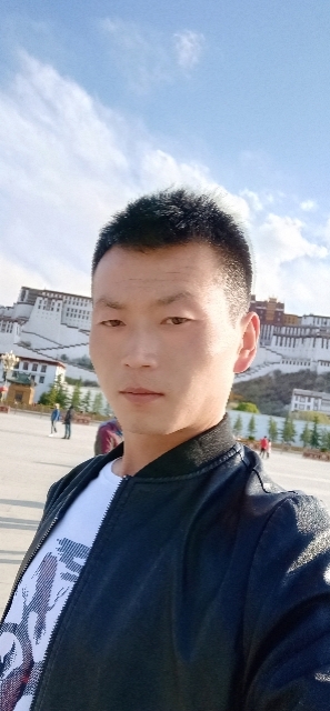阳光下的小草的第一张照片--襄阳相亲服务中心