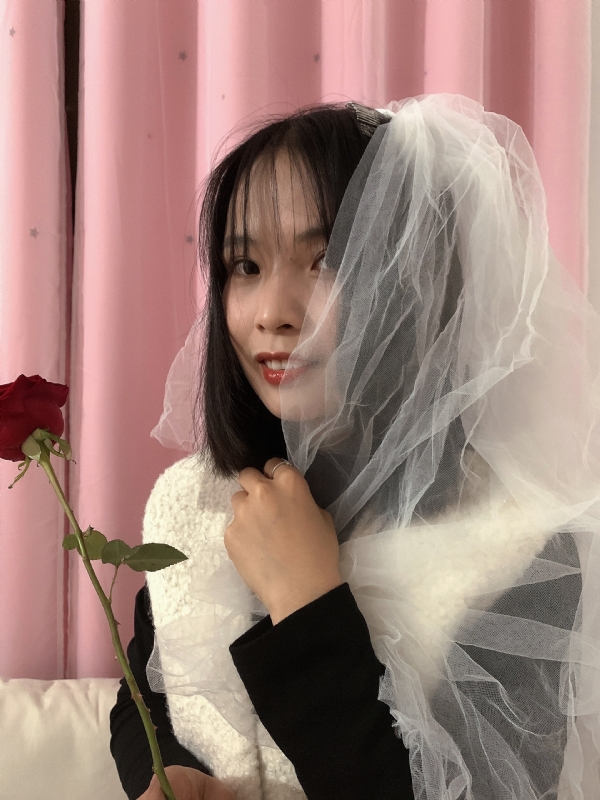 持紫菜包饭的女孩的第一张照片--襄阳相亲服务中心