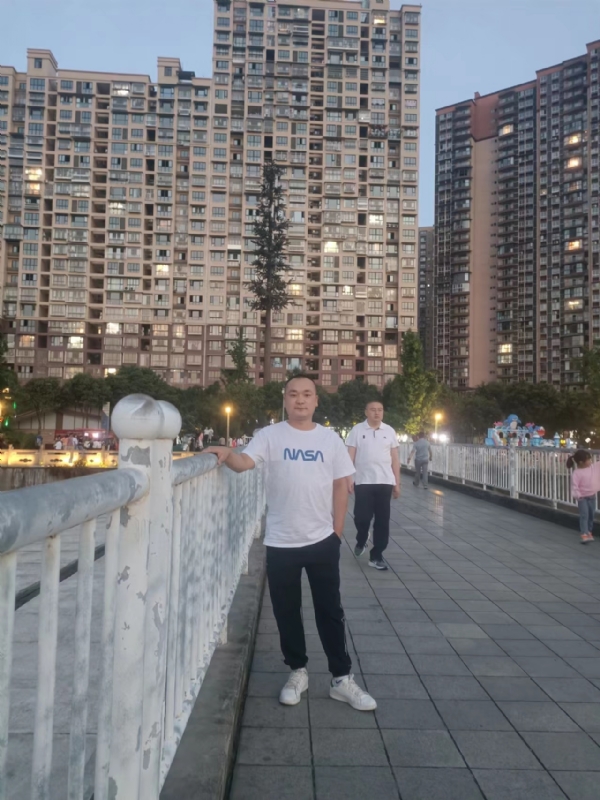 寂寞的男人的第一张照片--襄阳相亲服务中心
